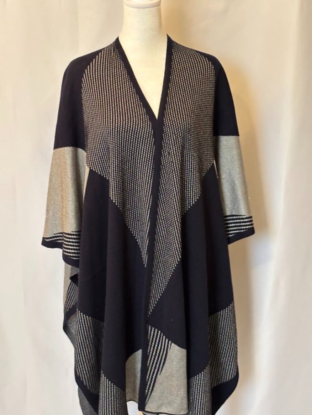 Chico's Navy Blue/Gray Diagonal Print Ruana Wrap - Size Large/XLarge